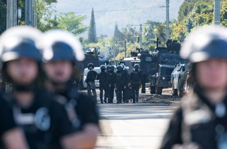 Des gendarmes bloquent une route à Mont Dore, commune de la banlieue sud de Nouméa, le 19 septembre 2024 en Nouvelle-Calédonie ( AFP / Delphine MAYEUR )