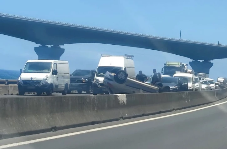 Route du littoral : une voiture sur le toit dans le sens Nord-Sud, 5 km de bouchons 