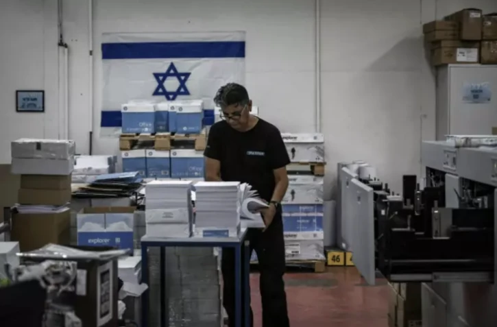 Un employé de l'imprimerie du kibboutz de Beeri, le 5 novembre 2023 dans le sud d'Israël ( AFP / Aris MESSINIS )