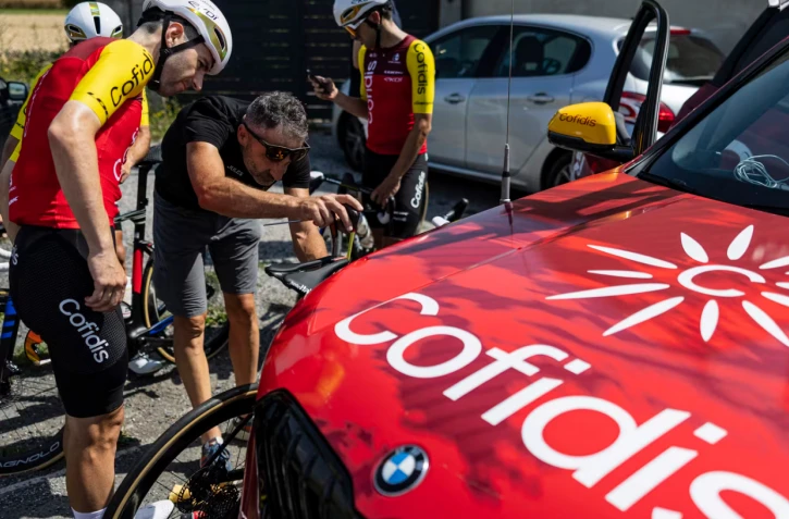 L'équipe Cofidis prépare ses vélo pour reconnaître la 3e étape du Tour de France, le 2 juillet 2025. (SAMEER AL-DOUMY / AFP)