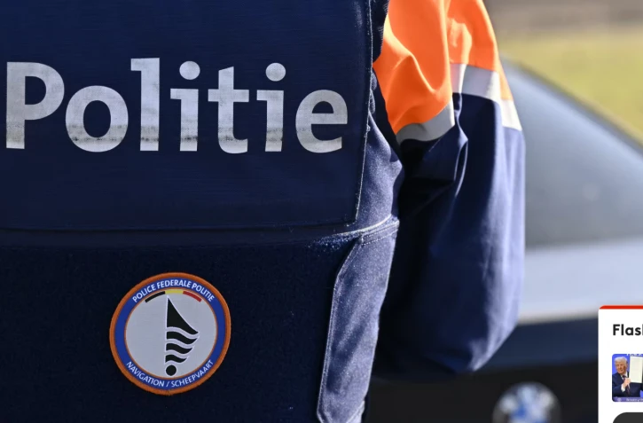 Le logo de la police fédérale belge sur une veste d'un policier à Avers (Belgique) 18 février 2025. (DIRK WAEM / BELGA / AFP)