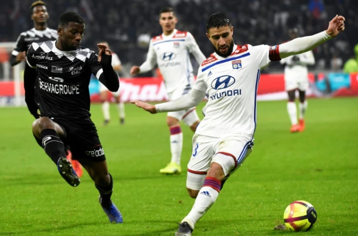 Le joueur de Lyon Nabil Fekir (d) buteur lors de la victoire à domicile sur Guingamp 2-1 en 25e journée de L1 le 15 février 2019