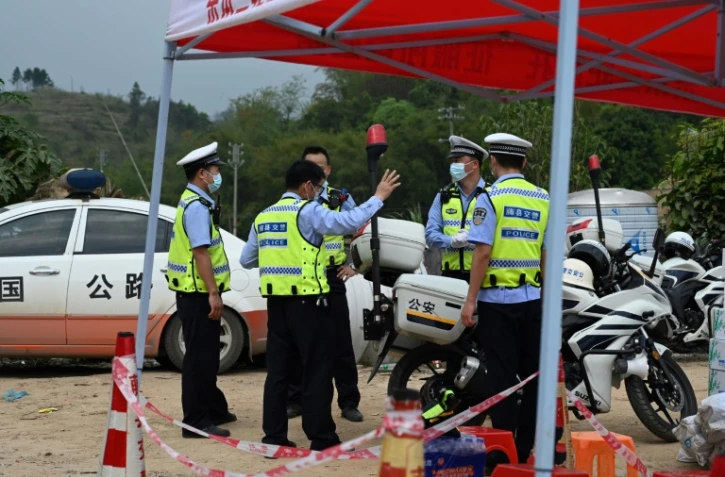 Poste de contrôle de la police chinoise près du lieu du crash, le 23 avril 2022 dans le village de Langnan, dans le sud de la Chine