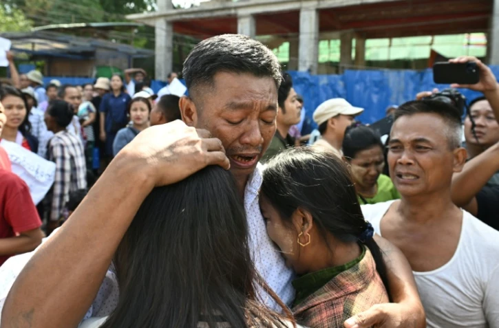 Un prisonnier libéré en Birmanie à la faveur de l'amnistie accordée par la junte à l'occasion de la fête de l'Indépendance retrouve ses proches devant la prison d'Insein, le 4 avril 2026