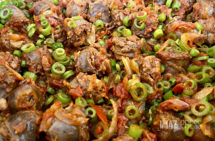 Rosmy vous prépare un rougail saucisses aux fleurs zoignon