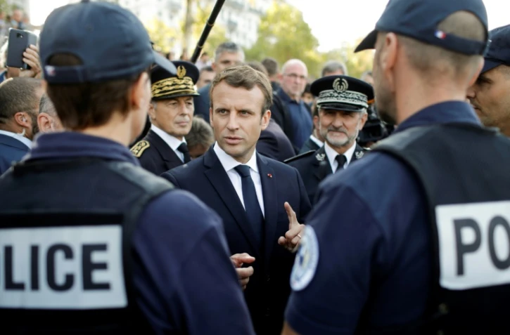 Emmanuel Macron discute avec des policiers le 28 septembre 2017 Ă Lyon