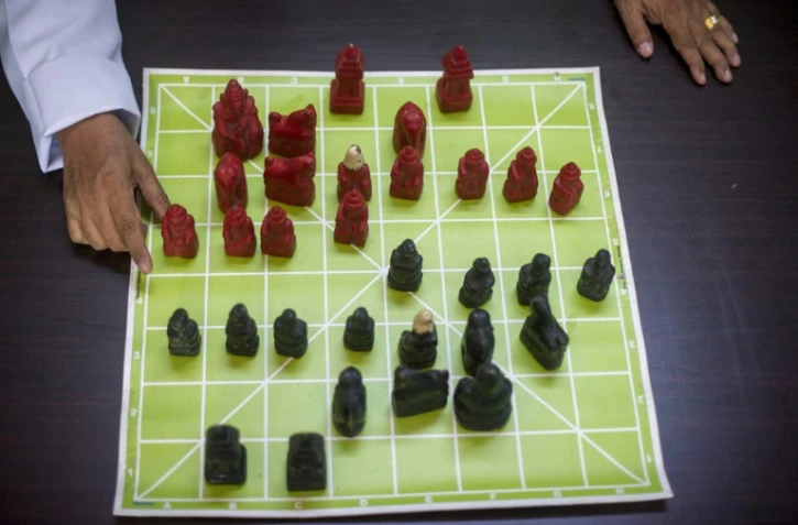 Une table d'échecs birmans, le 28 avril 2016 à Rangoun