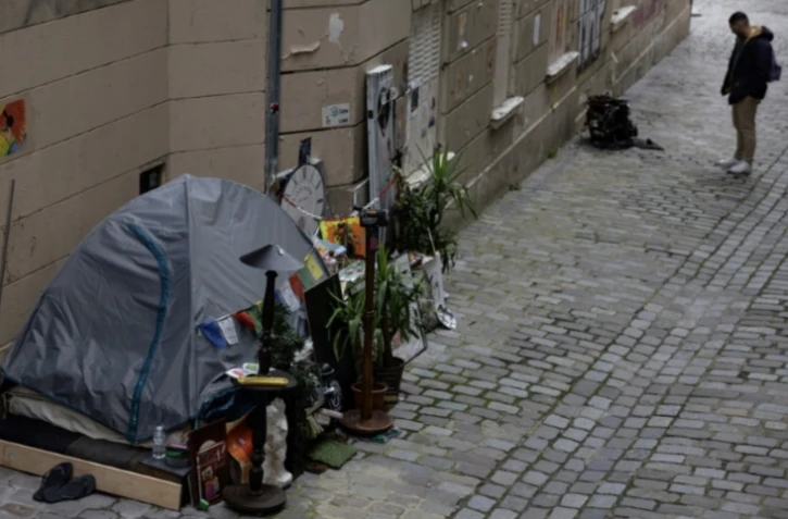 La tente d'une personne sans-abri installée dans une rue de Paris, le 4 mai 2024 ( AFP / JOEL SAGET )