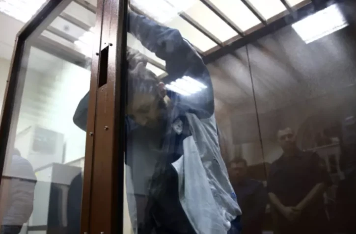 Dalerdjon Barotovich Mirzoyev, l'un des quatre hommes inculpés pour l'attentat de Moscou, comparaît devant un tribunal de la capitale russe, le 24 mars 2024 ( AFP / TATYANA MAKEYEVA )