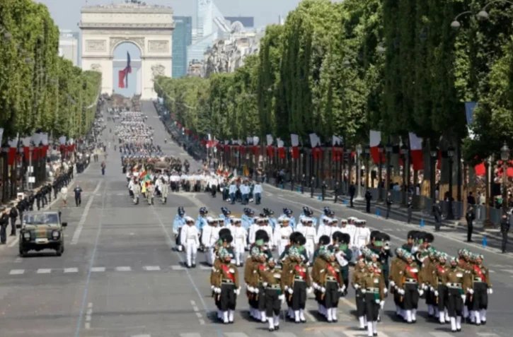 A Paris, les armées défilent devant Macron et Modi pour le 14 juillet
