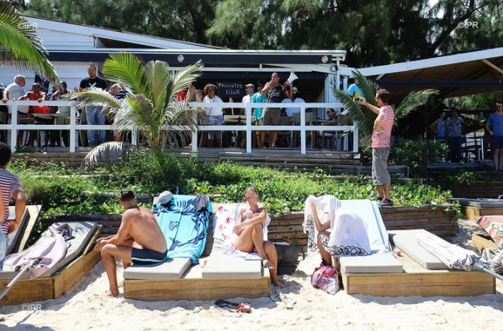 Manifestation contre les paillotes de plage KURR