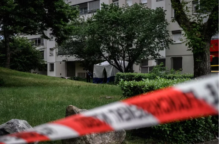Des policiers sur le site d’un incendie ayant fait trois morts à Decines-Charpieu (Rhône), le 11 mai 2026. JEFF PACHOUD/AFP