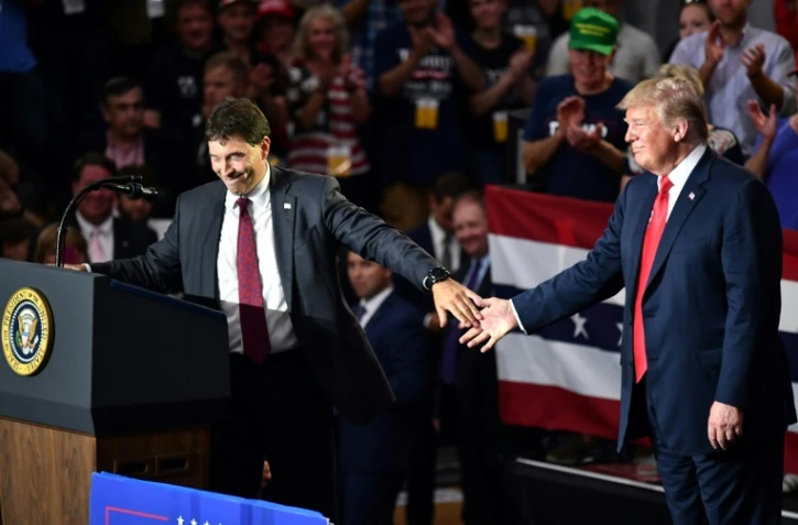 Le candidat républicain dans la 12e circonscription de l'Ohio, Troy Balderson, reçoit le soutien du président américain Donald Trump lors d'un meeting de campagne au Lewis Center, le 4 août 2018 