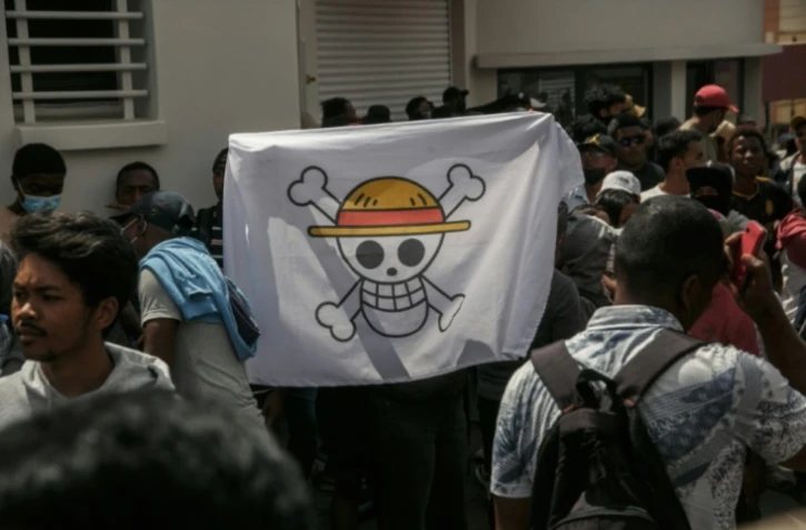 Un manifestant brandit le drapeau pirate du manga One Piece, à Antananarivo (Madagascar), le 30 septembre 2025. ( AFP / RIJASOLO )