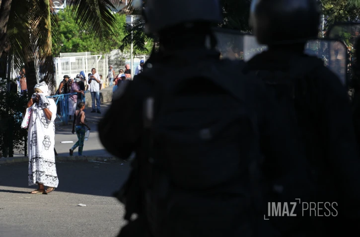 Dimanche 9 Octobre 2011Calme précaire à Mayotte