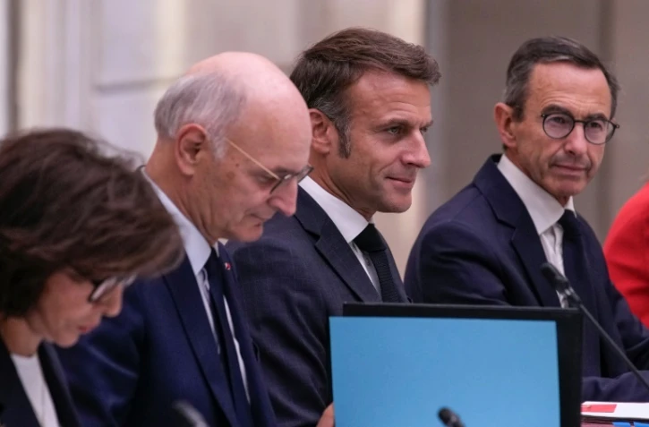 Le président de la République Emmanuel Macron (centre) et le ministre de l'Intérieur Bruno Retailleau lors du conseil des ministres à l'Elysée, à Paris, le 23 septembre 2024