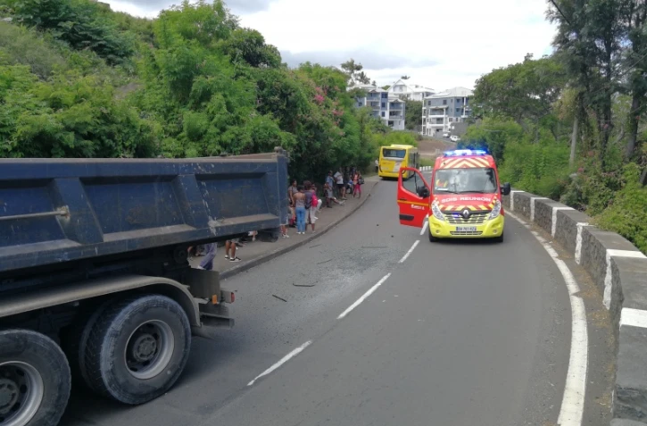 Un car jaune et un camion se percutent aux Avirons