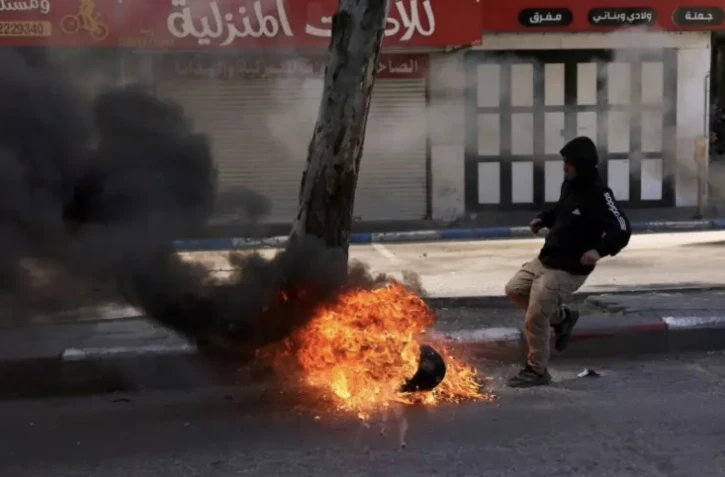 Heurts entre jeunes Palestiniens et soldats à Hébron, le 2 mai 2023 ( AFP / HAZEM BADER )