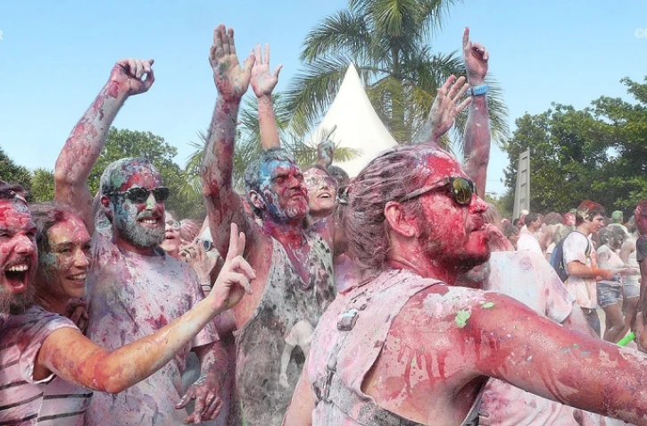 La holi holi, la fête des couleurs, clôturait le Dipavali 2017 à Saint-André. (Photos H.F.)