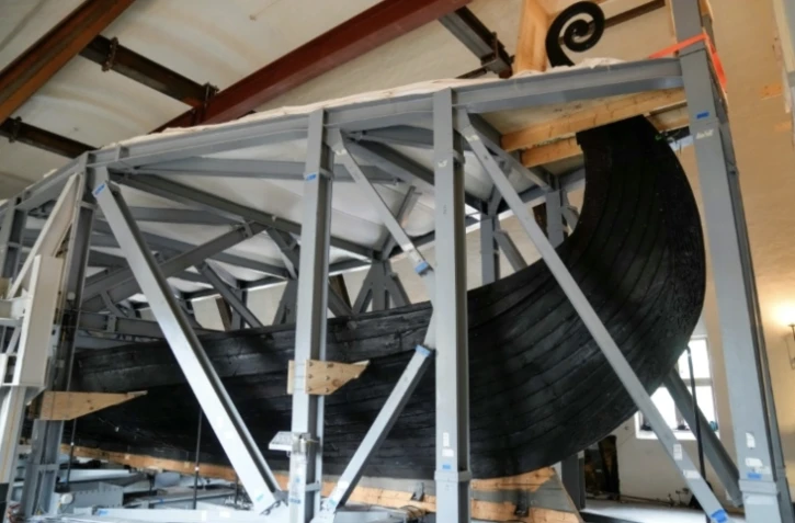 L'Oseberg, embarcation viking vieille de 1.200 ans, lors de la préparation de son transfert dans une annexe spécialement construite du Musée de l'Age viking d'Oslo, le 1er septembre 2025 ( NTB / Fredrik Varfjell )