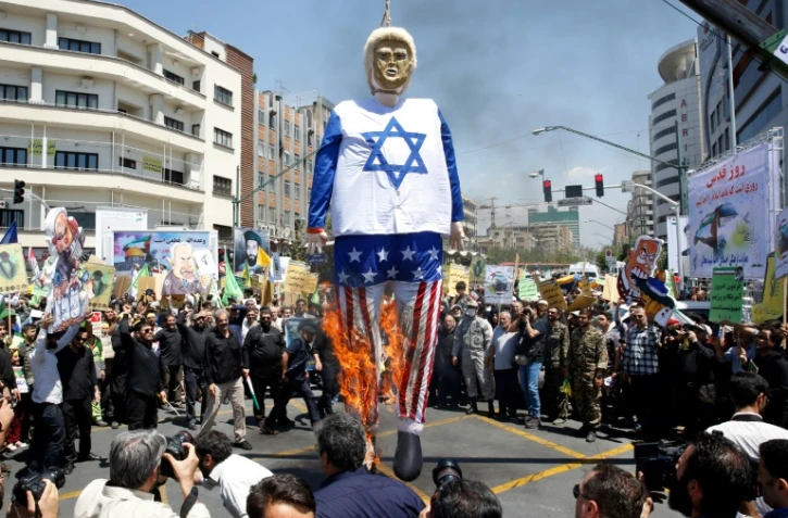 Des manifestants brûlent une effigie du président américain Donald Trump habillé du drapeau israélien lors d'une manifestation à Téhéran pour la "Journée de Jérusalem" en soutien aux Palestiniens, le 8 juin 2018