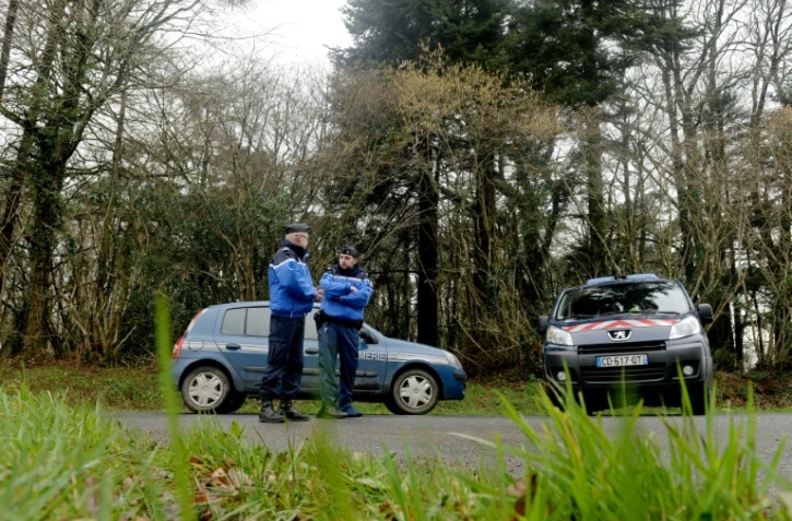 Les gendarmes ferment l'accès à la route où un pantalon et la carte vitale de Charlotte Troadec ont été retrouvés, le 1er mars 2017 à Dirinon dans le Finistère 