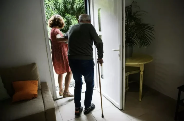 Certains négligent leur santé parce qu'ils ne peuvent pas laisser seul leur conjoint pour consulter un médecin, voire se faire opérer ( AFP / CLEMENT MAHOUDEAU )