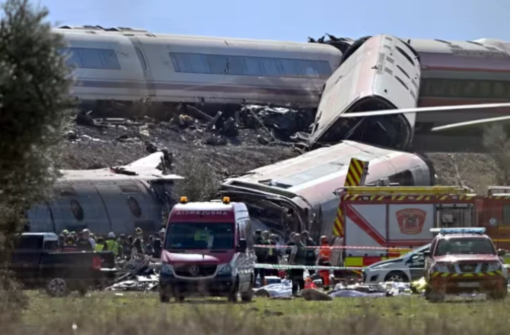 Les secours interviennent sur le site de la collision mortelle entre deux trains à Urda, en Espagne, le 28 octobre 2026
