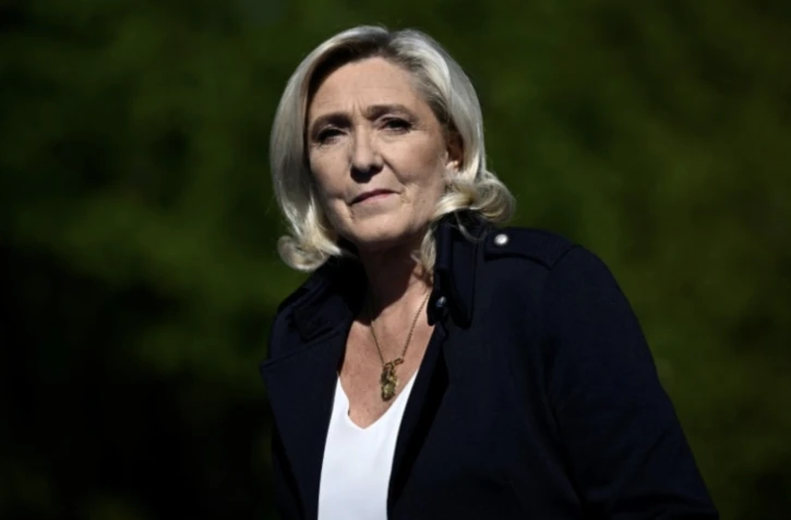 Marine Le Pen le 6 avril 2025 à Paris ( AFP / JULIEN DE ROSA )