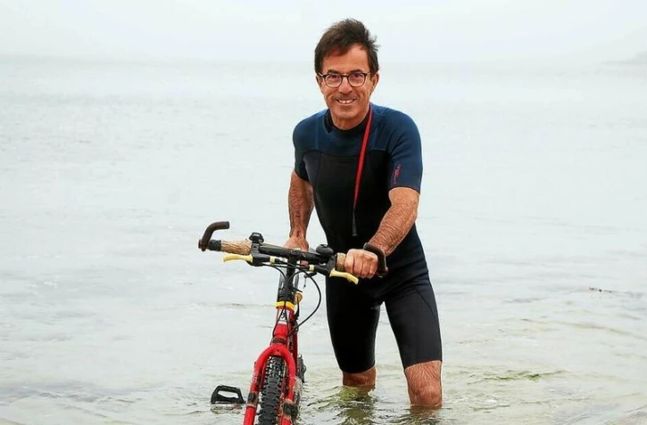 En Bretagne, un cycliste a décidé de relier deux îles sous l'eau pour livrer des galettes [?]