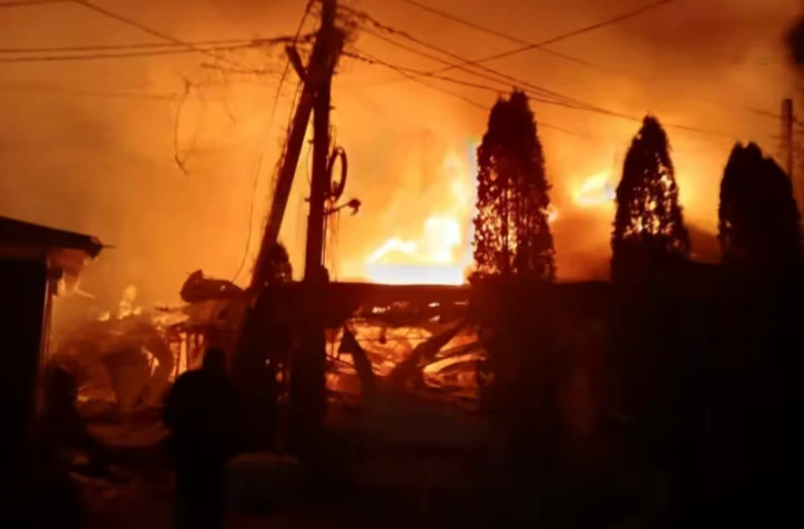 Photo fournie par le gouverneur de la région de Kherson nommé par la Russie, Vladimir Saldo, montrant le site d’une attaque de drone contre un hôtel à Khorly, le 1er janvier 2026. ( The Governor of Kherson region Vladimir Saldo / - )