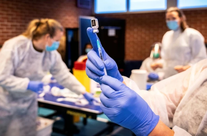 Une infirmière prépare une seringue de vaccin contre le Covid-19, le 21 janvier 2021 à Drammen, en Norvège