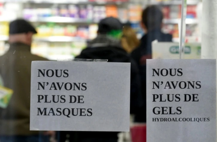 Des affichettes "plus de masques", "plus de gels" à l'entrée d'une pharmacie à Paris, le 16 mars 2020
