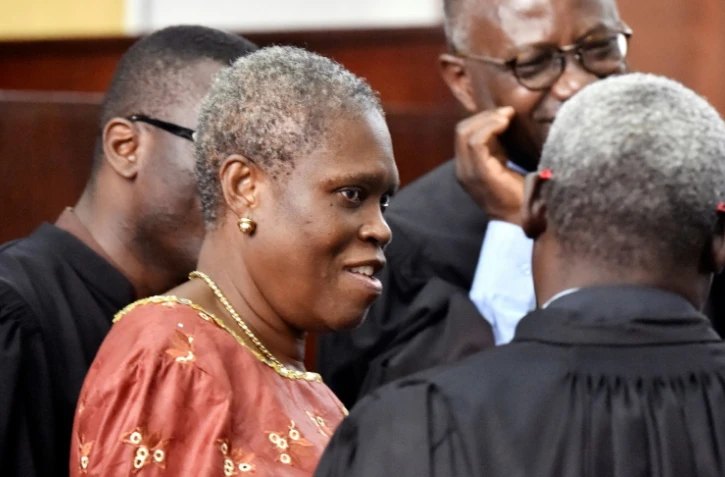 L'épouse de l'ancien président ivoirien Laurent Gbagbo, Simone Gbagbo, discute avec ses avocats avant l'ouverture de la session d'assises, le 9 mai 2016 à Abidjan