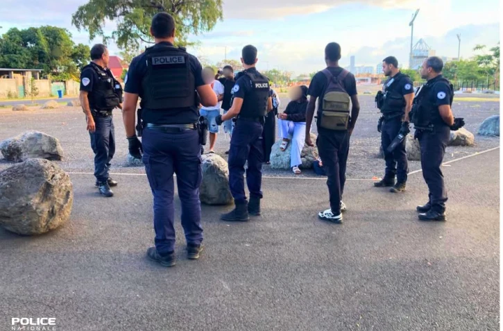 Le Port : 150 élèves contrôlés aux abords du Campus Élie, 15 "puffs" saisies par la police