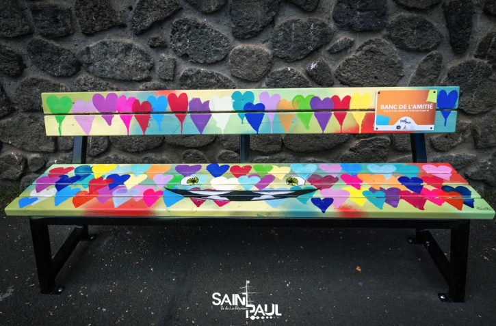 Saint-Paul : un banc pour beaucoup d'amis