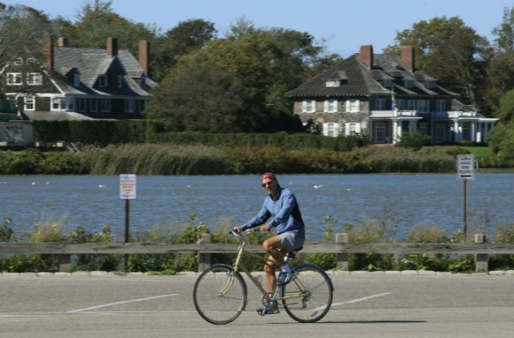 Un cycliste près de la plage de Southampton, dans les Hamptons, le 30 septembre 2020