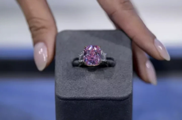 Le diamant "Eternal Pink" estimé à 35 millions de dollars, exposé chez Sotheby's, le 27 mars 2023 à New York, avant une vente aux enchères en juin ( AFP / ANGELA WEISS )