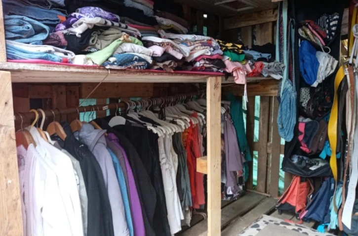 le QG Zazalé propose des vêtements et de la nourriture gratuits