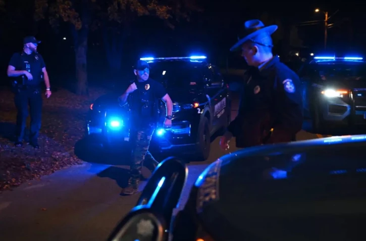 La police bloque une route dans le Maine après la mort de l'auteur présumé de la tuerie de Lewiston, le 27 octobre 2023