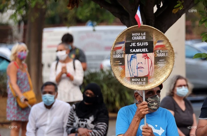Rassemblement parvis droits de l'homme champ fleuri professeur histoiree Samuel Paty 20 octobre 2020