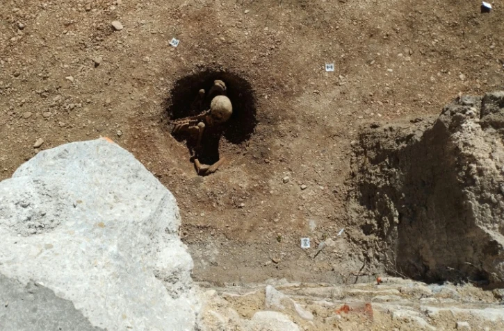 Des sépultures de Gaulois enterrés assis sur un site de fouilles archéologiques à Dijon, le 17 mars 2026 en Côte d'Or