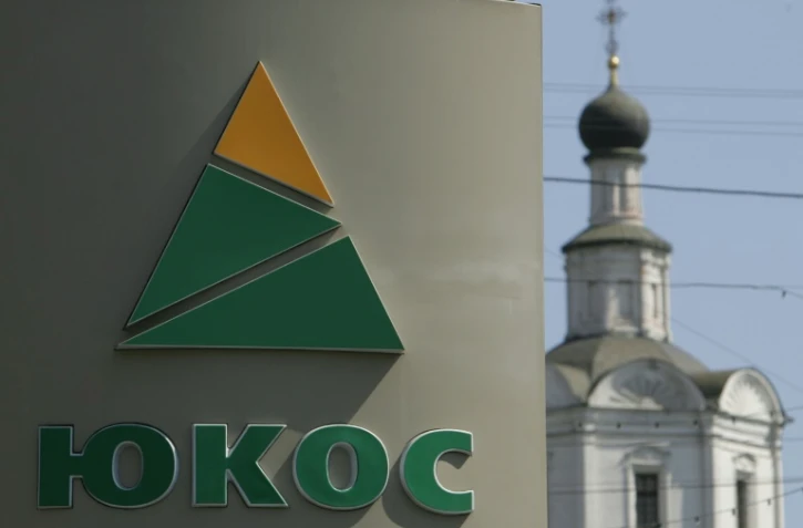 Le logo du groupe pétrolier russe Ioukos, aujourd'hui démantelé, le 2 août 2006 à Moscou 
