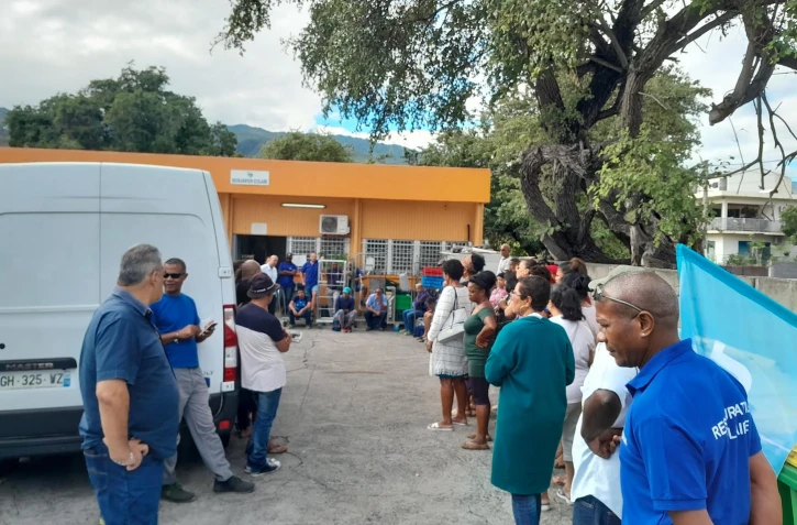 La Possession : les agents de la restauration se rassemblent devant la mairie