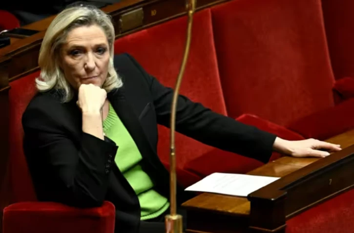 Marine Le Pen à l'Assemblée nationale, à Paris, le 10 décembre 2025 ( AFP / JULIEN DE ROSA )