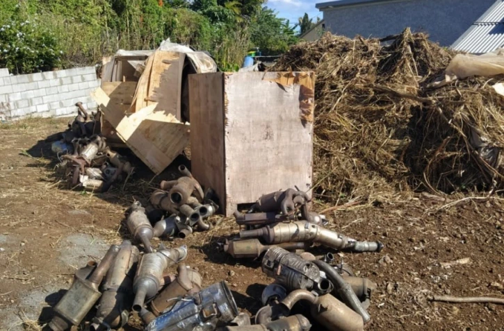 Trafic de pots d'échappements : quatre Réunionnais et un Mauricien condamnés pour atteinte à l'environnement
