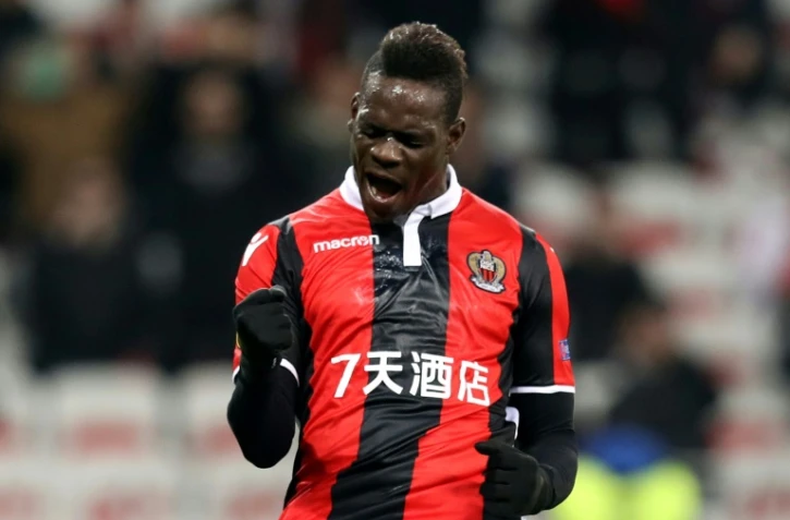 L'attaquant de Nice Mario Balotelli exulte après un doublé contre Lokomotiv Moscou à l'Alliance Riviera en Europa League, le 15 février 2018 