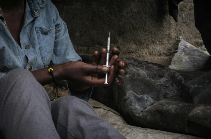 Une jeune droguée dans un bidonville de Nairobi, le 22 janvier 2021