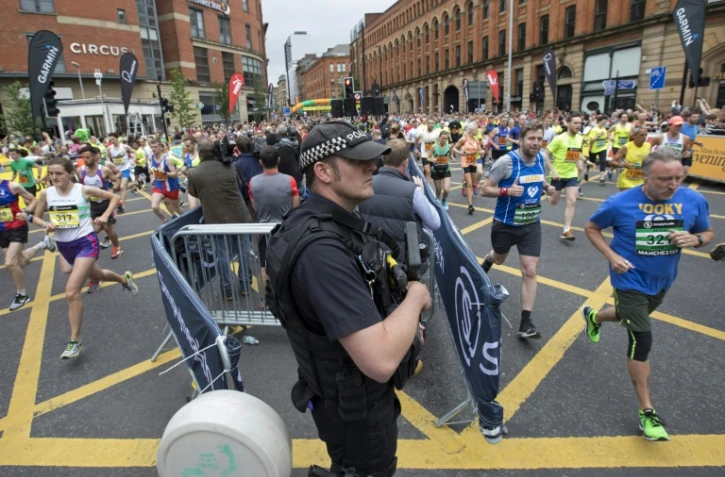Un policier en armes surveille le déroulement du semi-marathon de Manchester, le 28 mai 2017