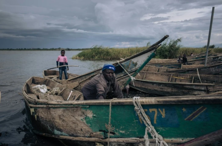 Un pêcheur prépare son bateau dans le port de Vitshumbi, dans l'est de la République démocratique du Congo, le 3 avril 2023